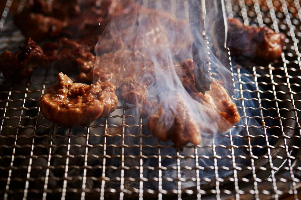 Fleisch auf einem Konrogrill mit Binchotan-Kohle
