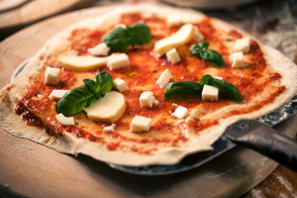 Read more about the article Wie bekomme ich die Pizza auf den Pizzastein Gasgrill?